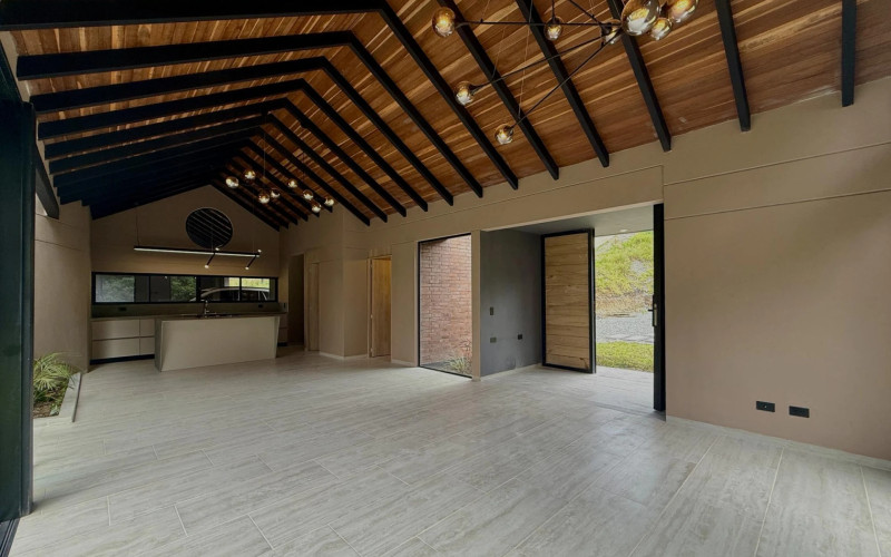 Casa en Santa Elena en barro blanco
