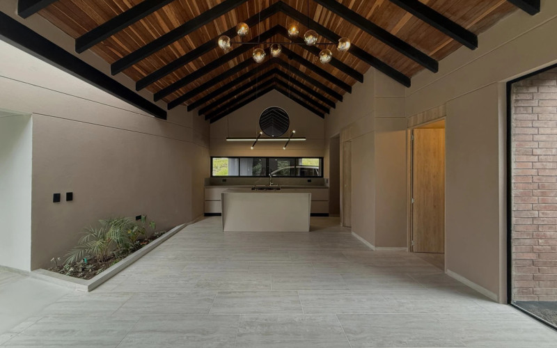 Casa en Santa Elena en barro blanco