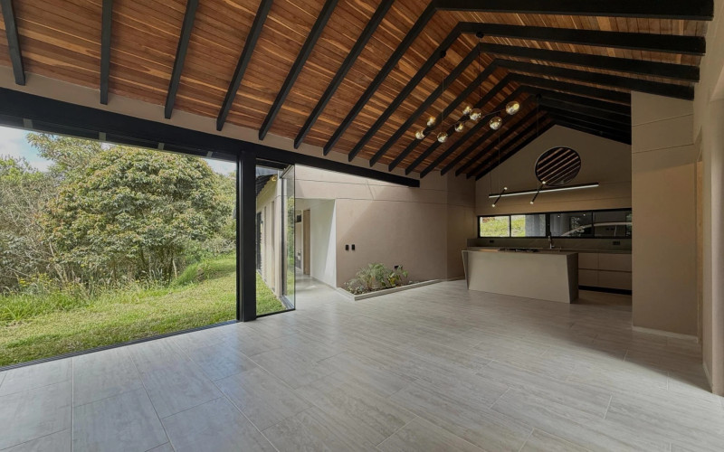 Casa en Santa Elena en barro blanco