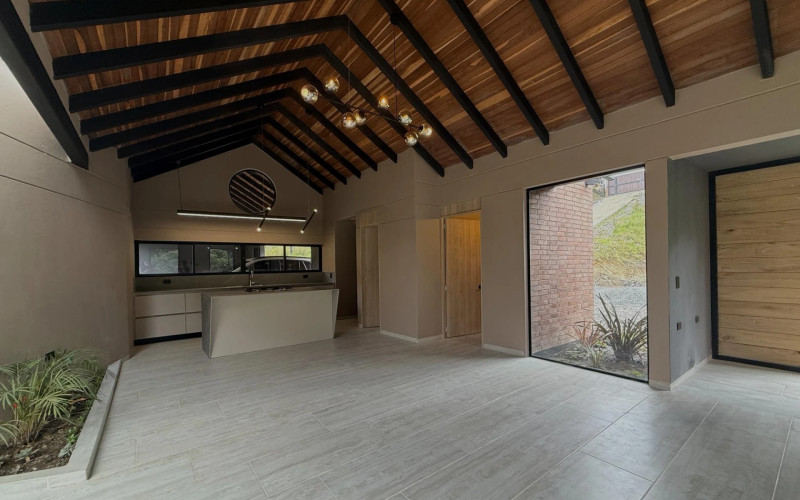 Casa en Santa Elena en barro blanco