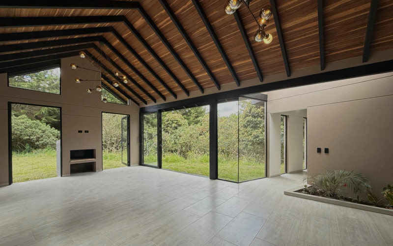 Casa en Santa Elena en barro blanco