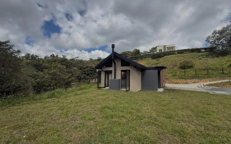 Casa en Santa Elena en barro blanco