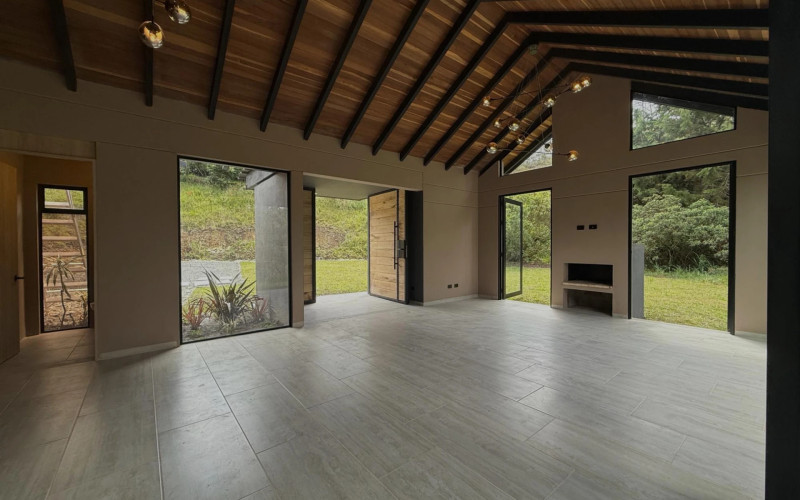 Casa en Santa Elena en barro blanco