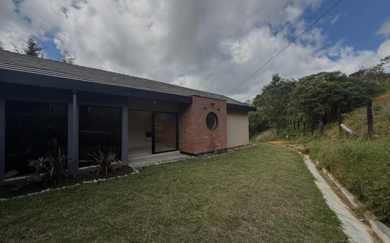 Casa en Santa Elena en barro blanco