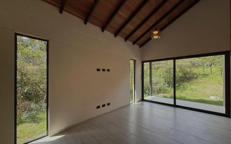 Casa en Santa Elena en barro blanco