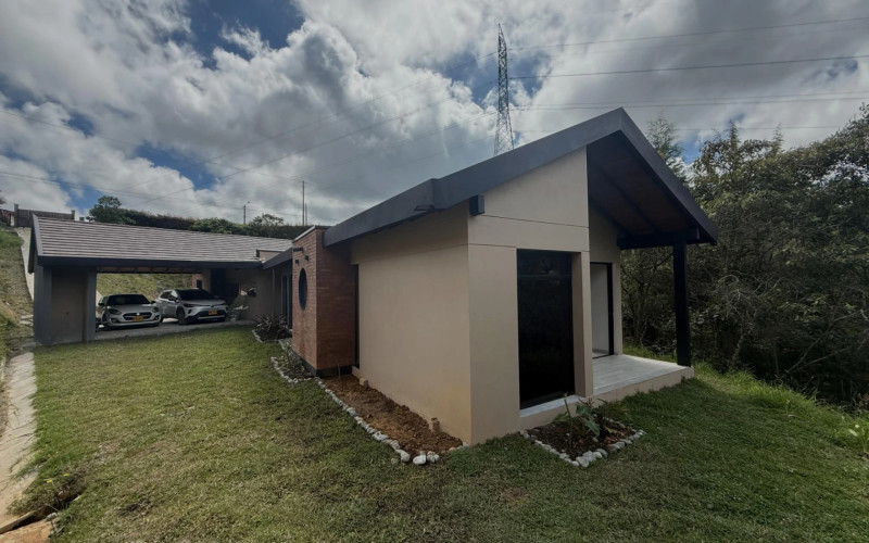 Casa en Santa Elena en barro blanco