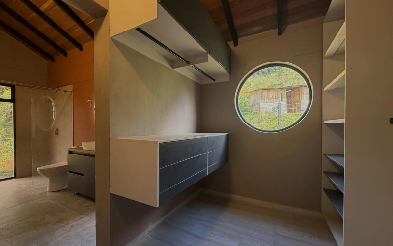 Casa en Santa Elena en barro blanco