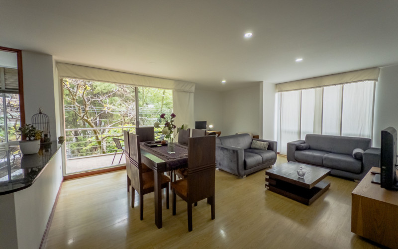 Mid-term stay in El Poblado: 2 bedrooms, balcony in nature, parking. Min 60 days.