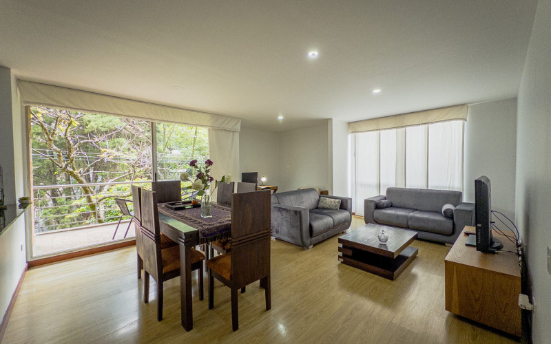 Mid-term stay in El Poblado: 2 bedrooms, balcony in nature, parking. Min 60 days.