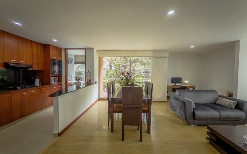 Mid-term stay in El Poblado: 2 bedrooms, balcony in nature, parking. Min 60 days.