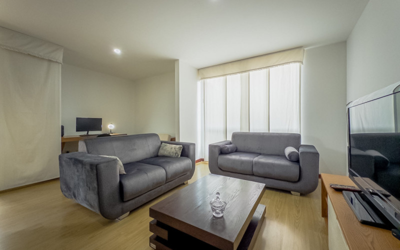 Mid-term stay in El Poblado: 2 bedrooms, balcony in nature, parking. Min 60 days.