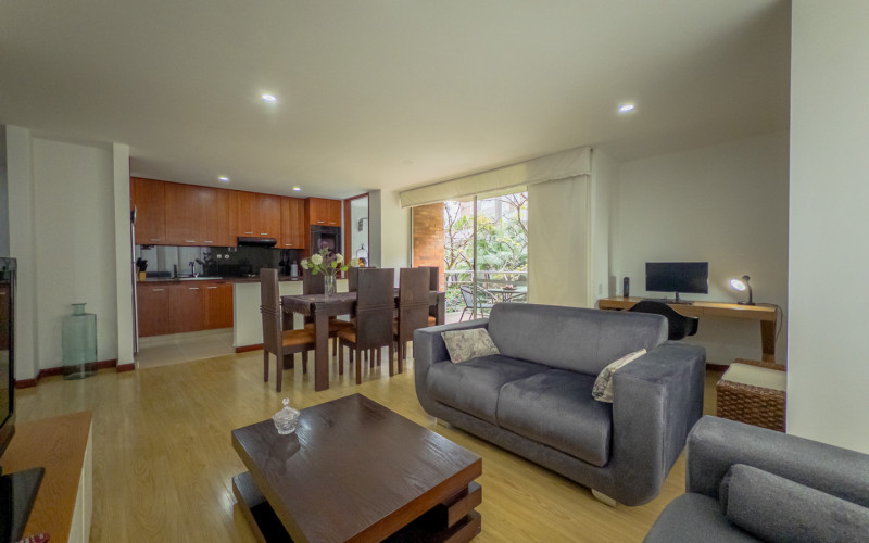 Mid-term stay in El Poblado: 2 bedrooms, balcony in nature, parking. Min 60 days.