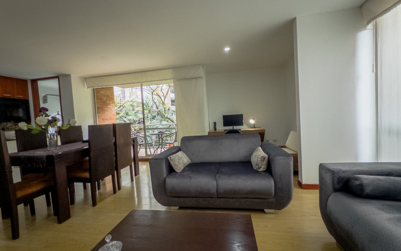 Mid-term stay in El Poblado: 2 bedrooms, balcony in nature, parking. Min 60 days.