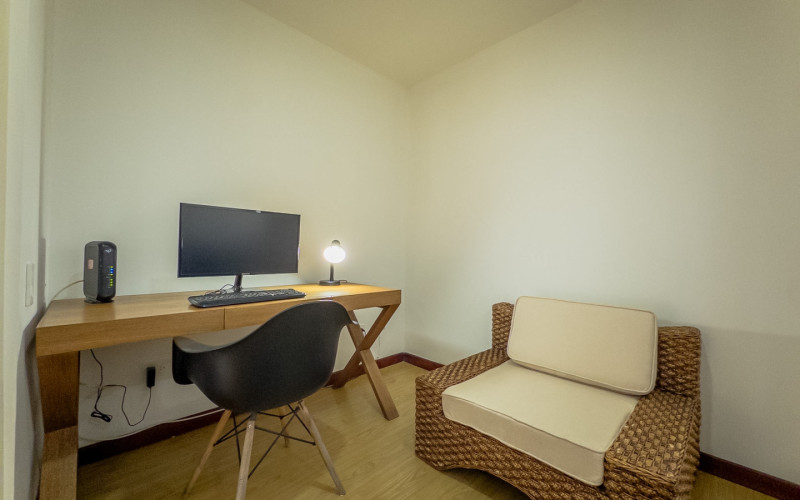 Mid-term stay in El Poblado: 2 bedrooms, balcony in nature, parking. Min 60 days.
