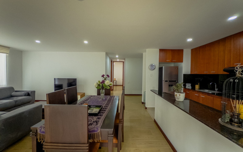 Mid-term stay in El Poblado: 2 bedrooms, balcony in nature, parking. Min 60 days.