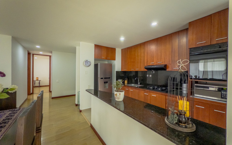 Mid-term stay in El Poblado: 2 bedrooms, balcony in nature, parking. Min 60 days.