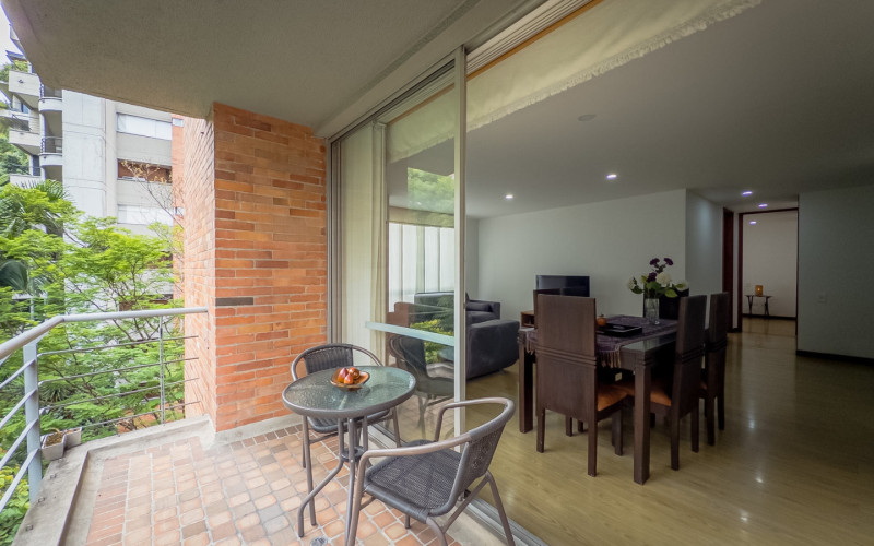 Mid-term stay in El Poblado: 2 bedrooms, balcony in nature, parking. Min 60 days.