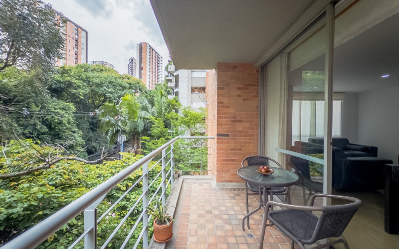 Mid-term stay in El Poblado: 2 bedrooms, balcony in nature, parking. Min 60 days.