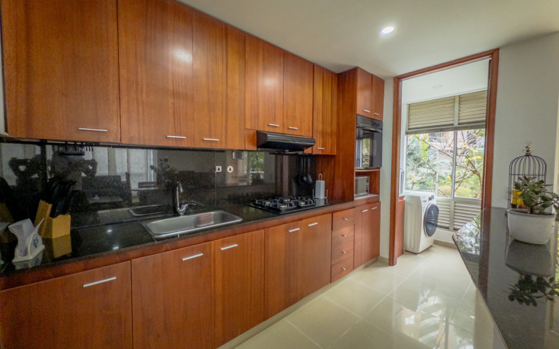 Mid-term stay in El Poblado: 2 bedrooms, balcony in nature, parking. Min 60 days.