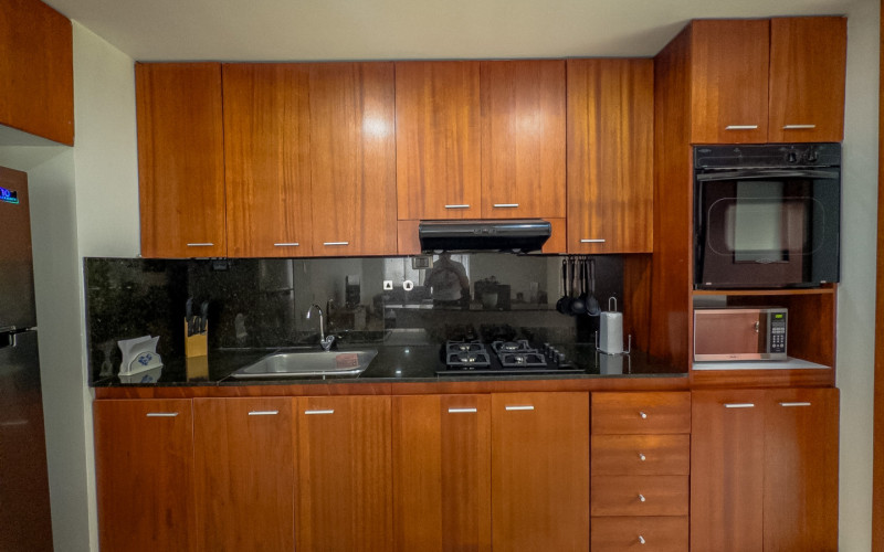 Mid-term stay in El Poblado: 2 bedrooms, balcony in nature, parking. Min 60 days.