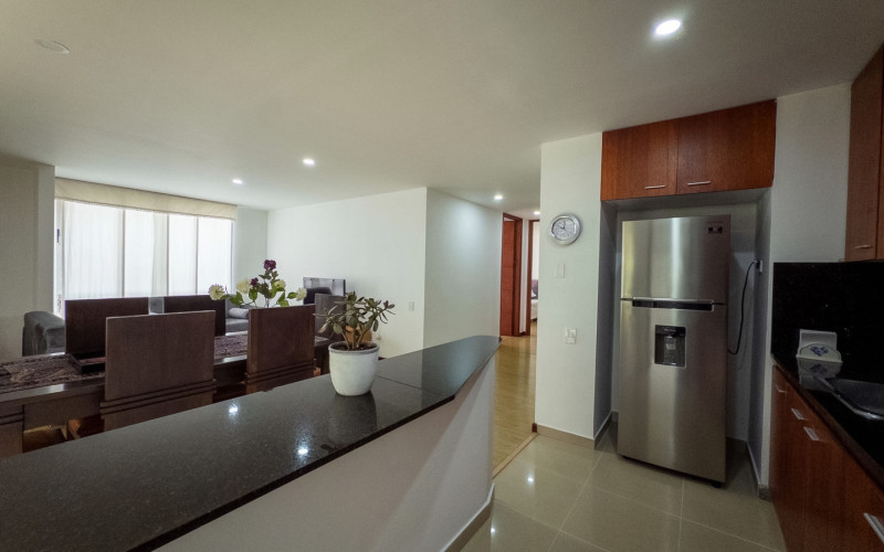 Mid-term stay in El Poblado: 2 bedrooms, balcony in nature, parking. Min 60 days.