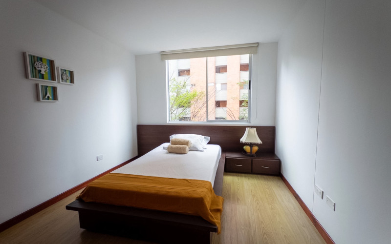 Mid-term stay in El Poblado: 2 bedrooms, balcony in nature, parking. Min 60 days.