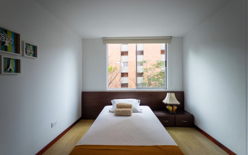 Mid-term stay in El Poblado: 2 bedrooms, balcony in nature, parking. Min 60 days.