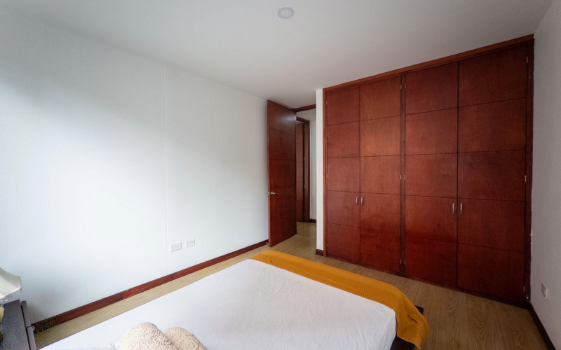 Mid-term stay in El Poblado: 2 bedrooms, balcony in nature, parking. Min 60 days.