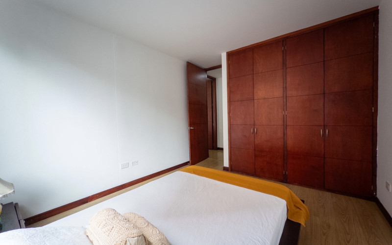 Mid-term stay in El Poblado: 2 bedrooms, balcony in nature, parking. Min 60 days.