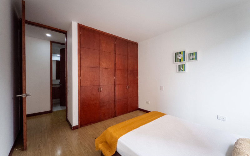Mid-term stay in El Poblado: 2 bedrooms, balcony in nature, parking. Min 60 days.