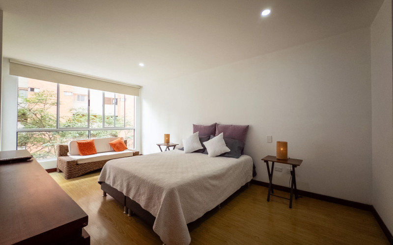 Mid-term stay in El Poblado: 2 bedrooms, balcony in nature, parking. Min 60 days.