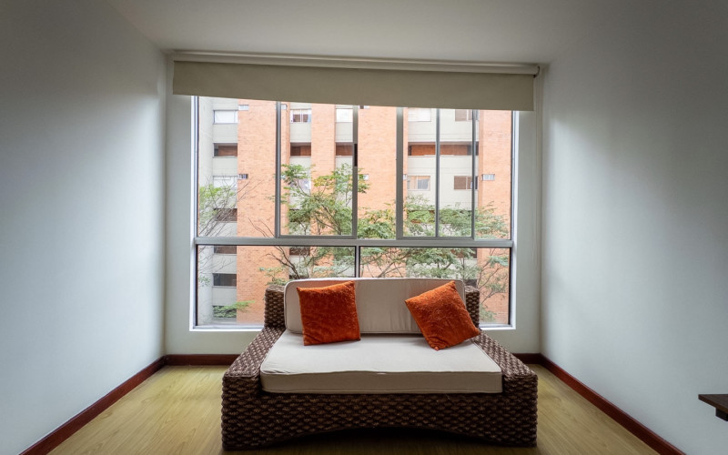 Mid-term stay in El Poblado: 2 bedrooms, balcony in nature, parking. Min 60 days.