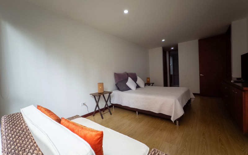 Mid-term stay in El Poblado: 2 bedrooms, balcony in nature, parking. Min 60 days.