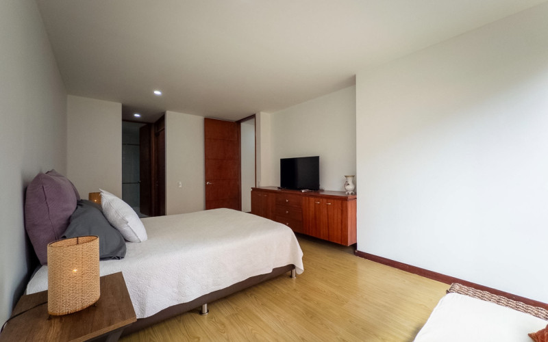 Mid-term stay in El Poblado: 2 bedrooms, balcony in nature, parking. Min 60 days.