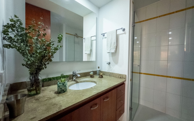 Mid-term stay in El Poblado: 2 bedrooms, balcony in nature, parking. Min 60 days.