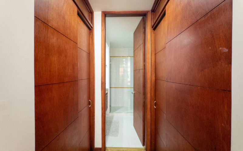 Mid-term stay in El Poblado: 2 bedrooms, balcony in nature, parking. Min 60 days.