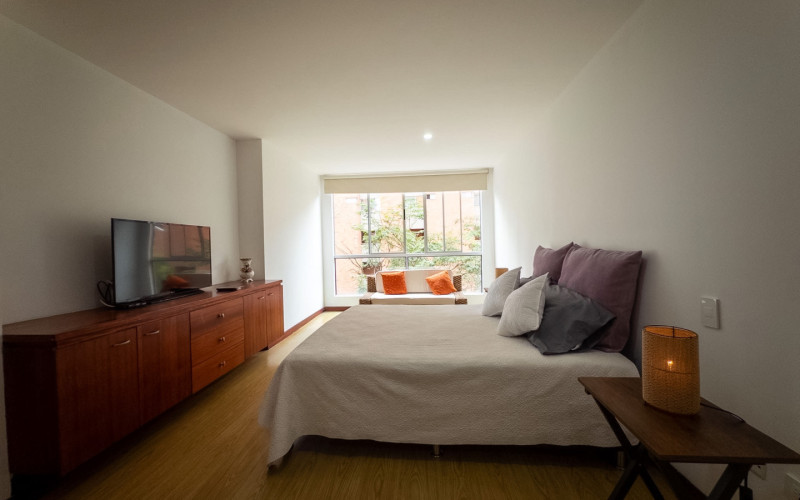 Mid-term stay in El Poblado: 2 bedrooms, balcony in nature, parking. Min 60 days.