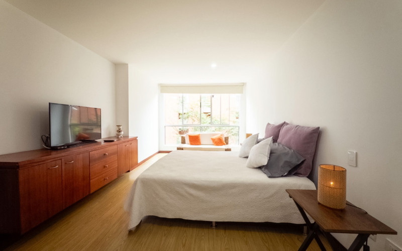 Mid-term stay in El Poblado: 2 bedrooms, balcony in nature, parking. Min 60 days.
