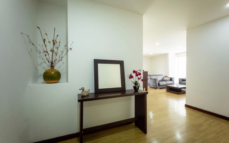 Mid-term stay in El Poblado: 2 bedrooms, balcony in nature, parking. Min 60 days.