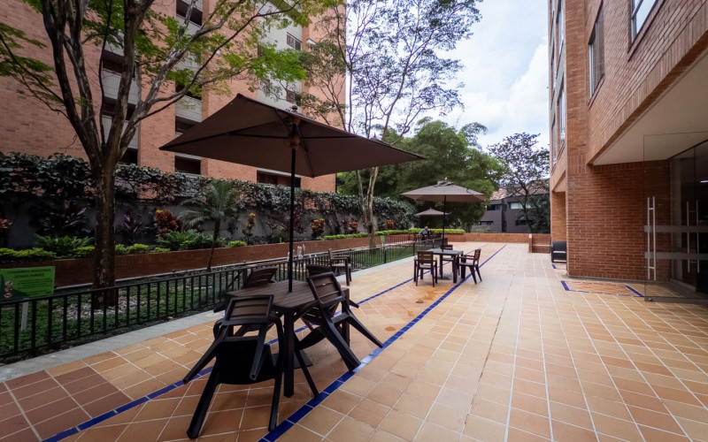 Mid-term stay in El Poblado: 2 bedrooms, balcony in nature, parking. Min 60 days.