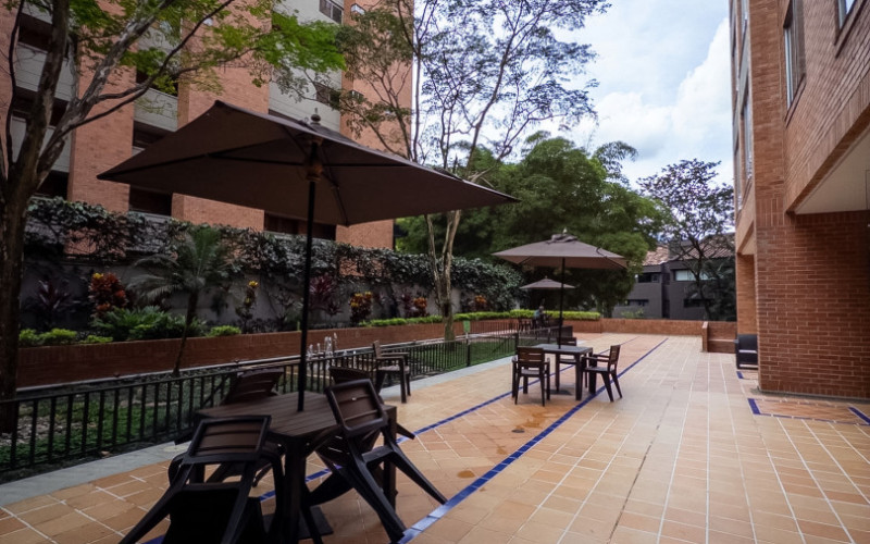 Mid-term stay in El Poblado: 2 bedrooms, balcony in nature, parking. Min 60 days.