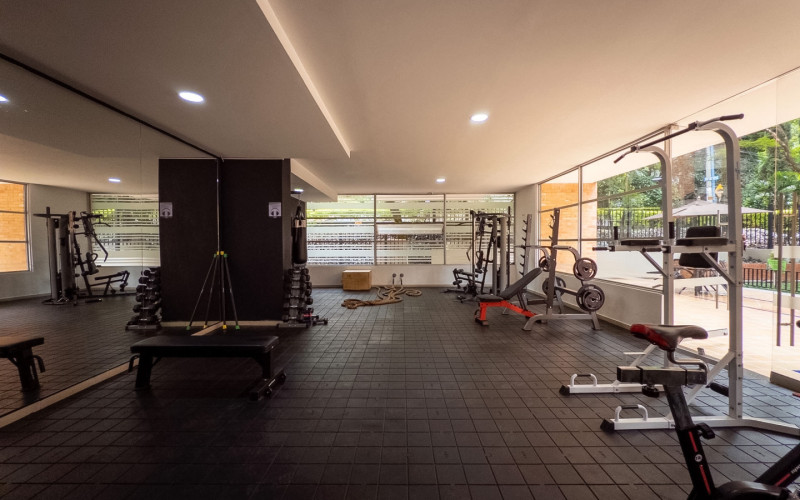 Mid-term stay in El Poblado: 2 bedrooms, balcony in nature, parking. Min 60 days.