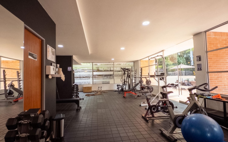 Mid-term stay in El Poblado: 2 bedrooms, balcony in nature, parking. Min 60 days.
