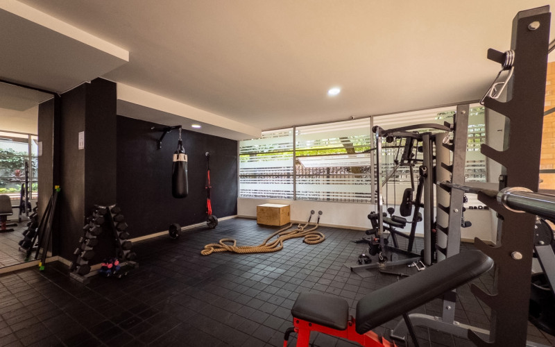 Mid-term stay in El Poblado: 2 bedrooms, balcony in nature, parking. Min 60 days.