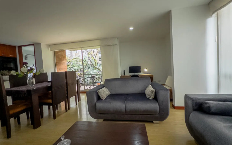 Mid-term stay in El Poblado: 2 bedrooms, balcony in nature, parking.