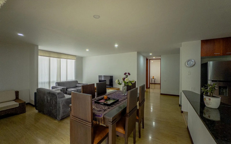 Mid-term stay in El Poblado: 2 bedrooms, balcony in nature, parking.