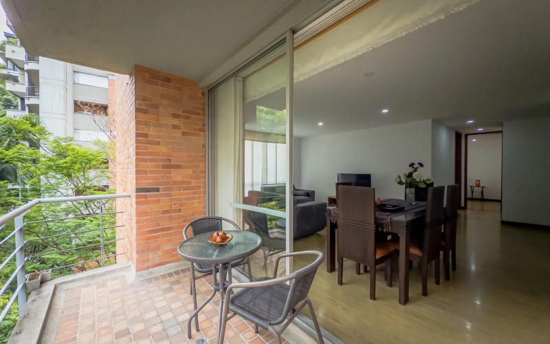 Mid-term stay in El Poblado: 2 bedrooms, balcony in nature, parking.