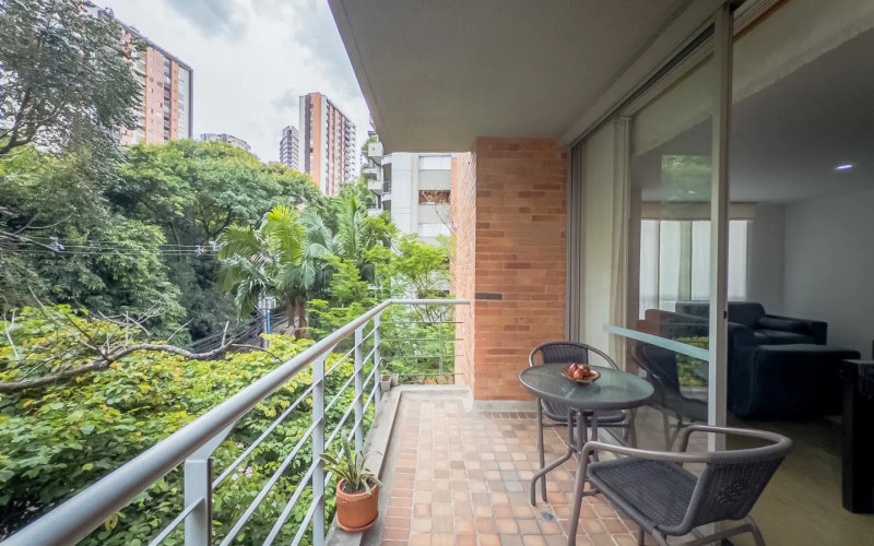 Mid-term stay in El Poblado: 2 bedrooms, balcony in nature, parking.