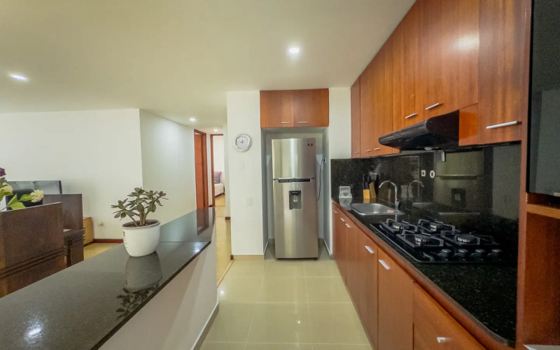 Mid-term stay in El Poblado: 2 bedrooms, balcony in nature, parking.