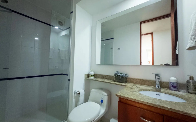 Mid-term stay in El Poblado: 2 bedrooms, balcony in nature, parking.